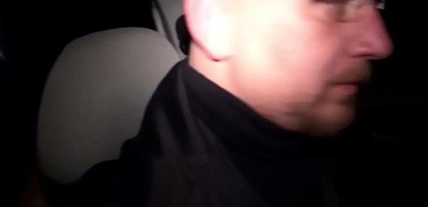  Zwei notgeile MILFs ficken im Taxi und werden gefilmt